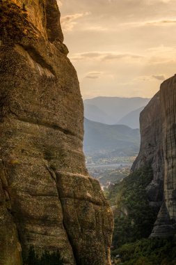 Yunanistan 'da gökyüzüne karşı yüksek dağlar ve ağaçlar kapanıyor