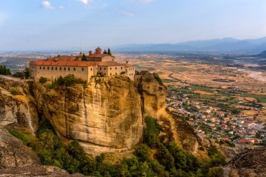 Yunanistan 'da bir dağ ve kentte bir manastır