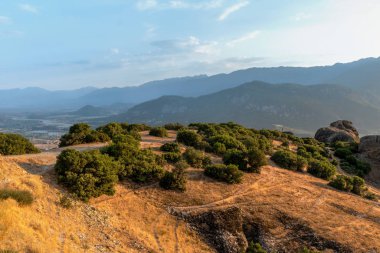 Yunanistan 'da tepelerdeki patikalar ve yeşil ağaçlar
