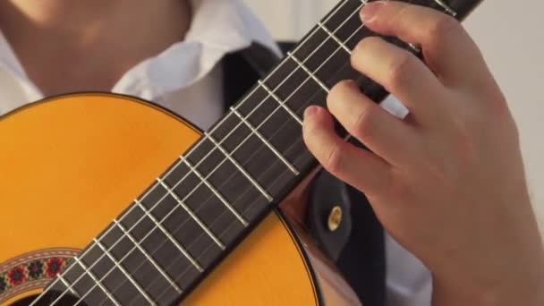 Uomo in camicia bianca suona la chitarra — Video Stock