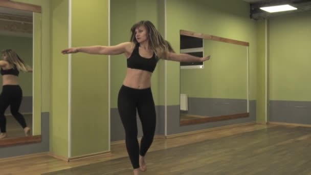 Jeune fille effectue un élément de danse devant un miroir au ralenti — Video