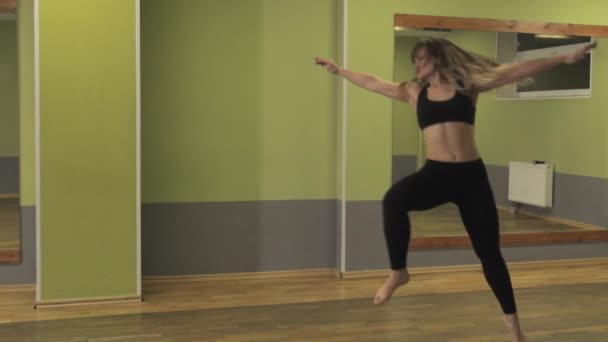 Jong meisje dansen in de voorkant van een spiegel slow motion — Stockvideo