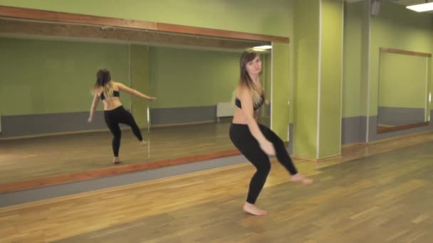 Fille active fait un saut dans la salle de gym au ralenti — Video