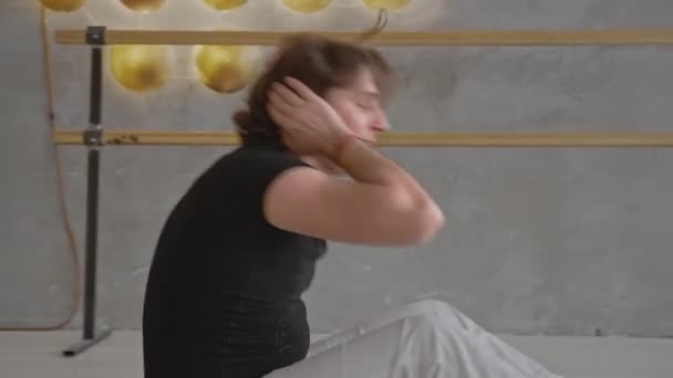 Trainer skakar pressen hemma men mot den grå väggen sidovy — Stockvideo