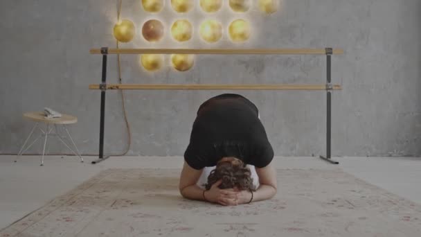 Jovem faz um headstand a partir das costas — Vídeo de Stock