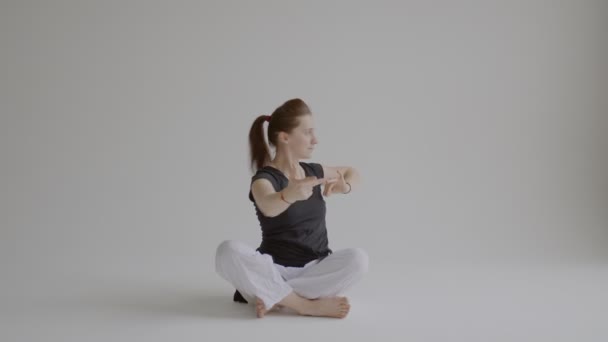Молодая женщина исполняет фрагмент индийского танца — стоковое видео