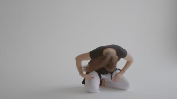 Young woman doing a fragment of an Indian dance frontal plan — ストック動画