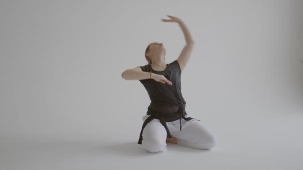 Молода жінка робить фрагмент індійського танцю загальний контур — стокове відео
