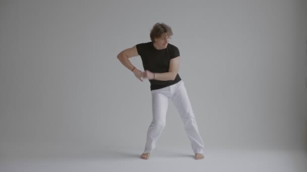 Инструктор танцует фрагмент Карибского танца в зале замедленной съемки — стоковое видео