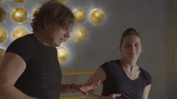 Fille apprend de nouveaux mouvements de danse — Video