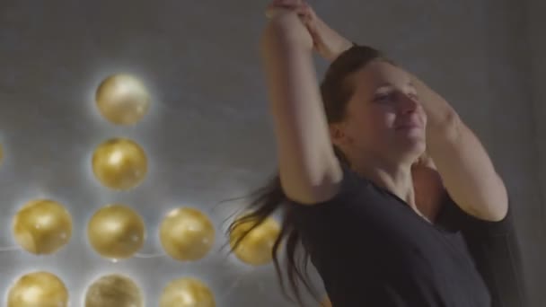 Chica en danza hace movimientos circulares — Vídeos de Stock