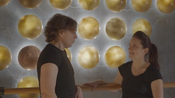 Lány és fiatal férfi beszélgetnek tánc után közelkép — Stock videók