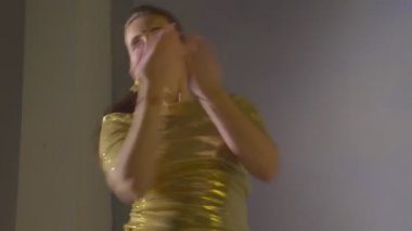 Sarı sarili sanatçı Hint dansı yapıyor.