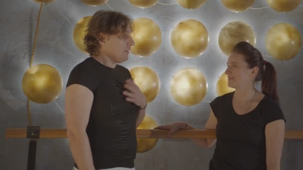 Meisje en een jonge man praten na dans frontaal — Stockvideo