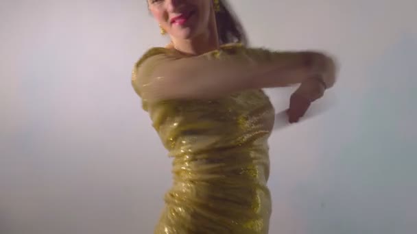 インド舞踊の少女裸足で踊る — ストック動画