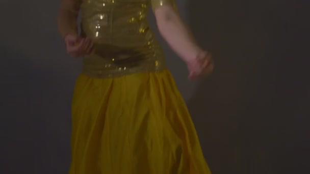 Chica en el sari amarillo baila un baile indio tradicional — Vídeos de Stock