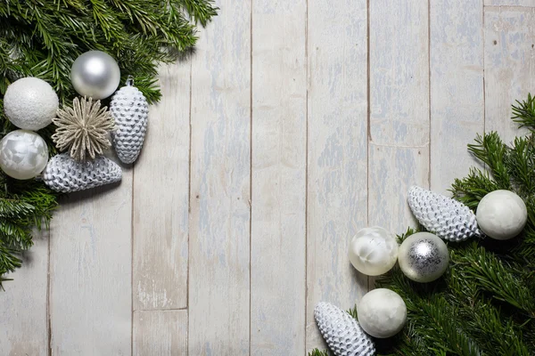 Koncept karty pro vánoční pozdravy na dřevěné pozadí — Stock fotografie