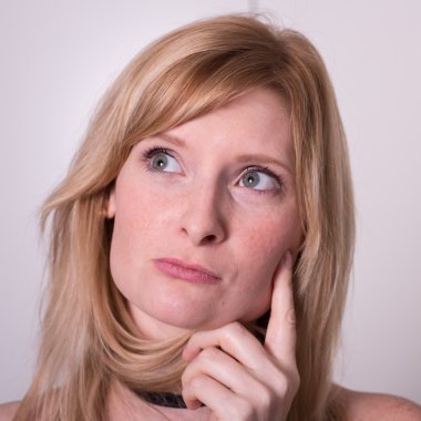 güzel sarışın kadın ararken ve düşünme