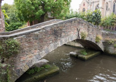 Tarihsel tuğla köprü üzerinden bir kanal Bruges, Belçika