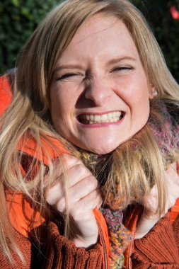 sonbaharda ısınma yelek kadınla attrative