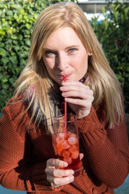 çekici bir kadın içki ile sonbahar hakkında sevindi