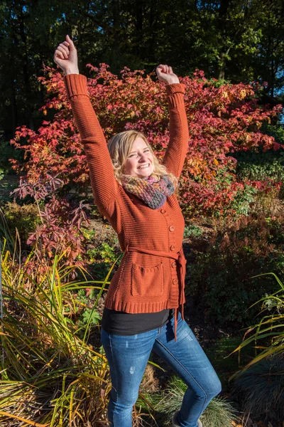 Attraktiv kvinna är glad om hösten i parken — Stockfoto
