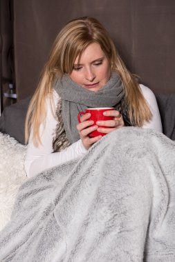 Çekici dondurucu kadın onun elinde bir ısınma içsin