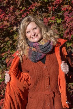 Çekici sarışın kadın parkta aut için can atıyor