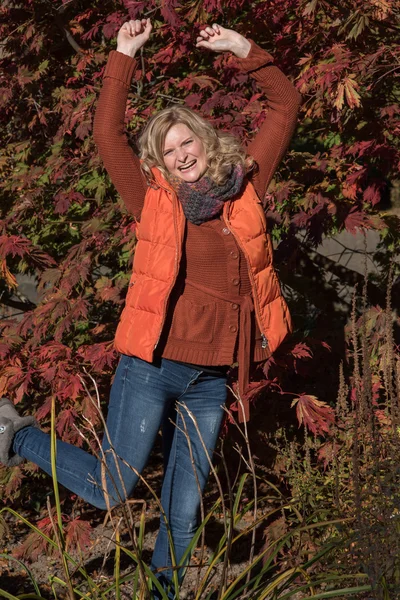 Attraktiv blond kvinna i parken ser fram emot aut — Stockfoto