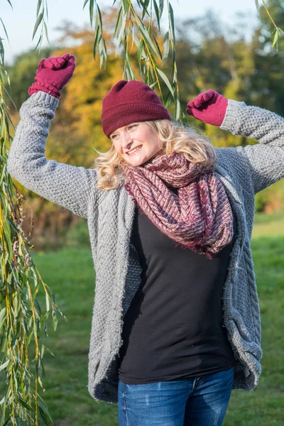 Attraktiv blond kvinna i en höstlig park — Stockfoto