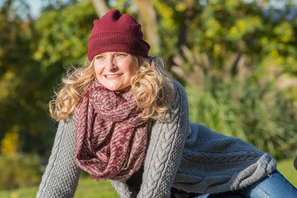 Aantrekkelijke blonde vrouw in een herfst park — Stockfoto