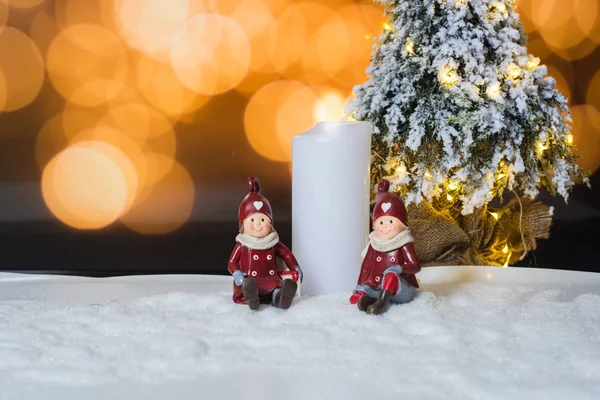 Kaars en cijfers met kerstboom tegen de lichte achtergrond — Stockfoto