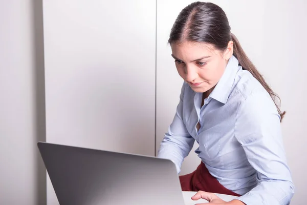 Молодая женщина, работающая за компьютером в офисе — стоковое фото