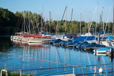 Yelkenli tekneler ve footbridg, pedal tekneler ile küçük liman