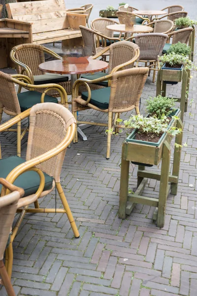 Lege stoelen en tafels in een straatcafé — Stockfoto