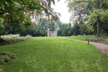 Ağaçlar, Bahçesi, tezgah ve merdiven ile kamu parki