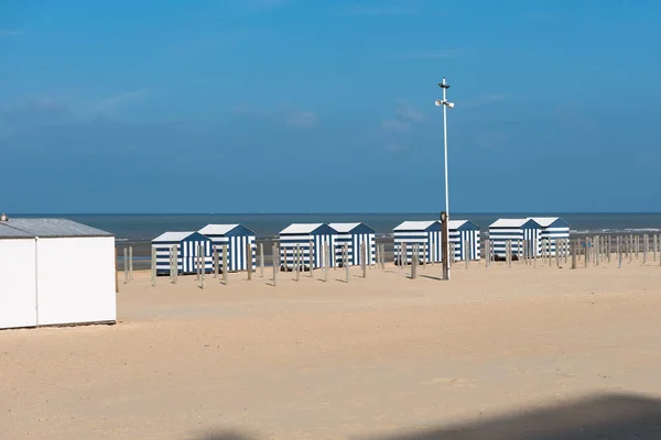 Plaj kulübeleri ile Kuzey Denizi üzerinde Koksijde, Belçika Beach