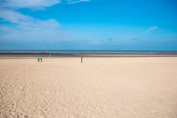 Plage de la mer du Nord à Koksijde, Belgique sous le ciel bleu — Photo