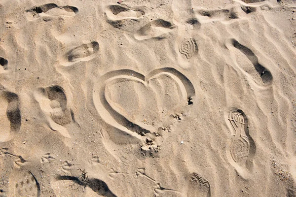 Cuore come segno di amore sulla spiaggia — Foto Stock