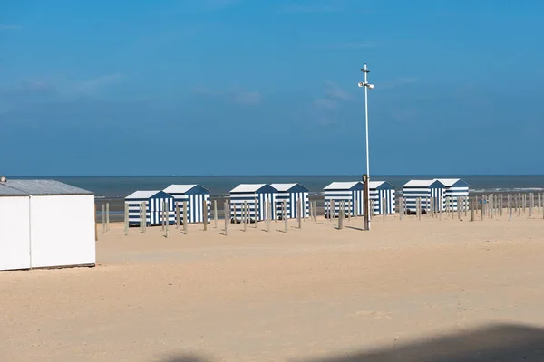 Strand i Koksijde, Belgien på Nordsjön med strand hyddor Stockbild