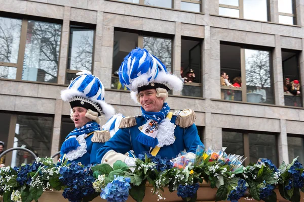 Karnevalisten auf einem Paradewagen mit Blumen - Rosenmontagszug in Köln am 27. Februar 2017 — Stockfoto