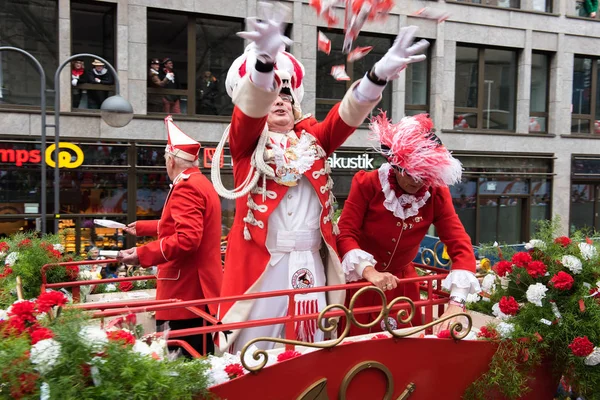 Karnevalisten auf einem Umzugswagen verschenken Blumen - Rosenmontagszug in Köln 27. Februar 2017 — Stockfoto