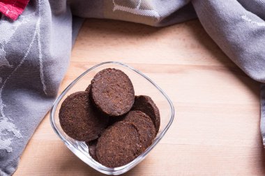 Ahşap bir gemide bir cam kabın içinde çavdar ekmeği