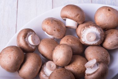 Bir porselen kase taze bütün petrol