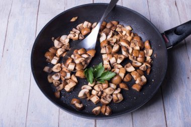 kızartma tavası maydanoz ile taze kavrulmuş petrol