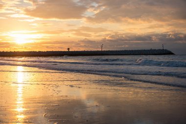 Kuzey Denizi beach Cadzand, Holland iskelede gün batımında