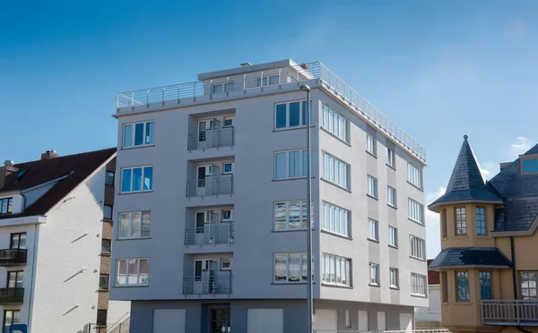 Architektur - alte und neue Häuser nebeneinander — Stockfoto