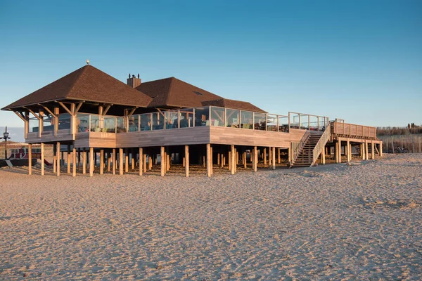 Nova casa de praia de madeira construída em Cadzand, Holanda — Fotografia de Stock