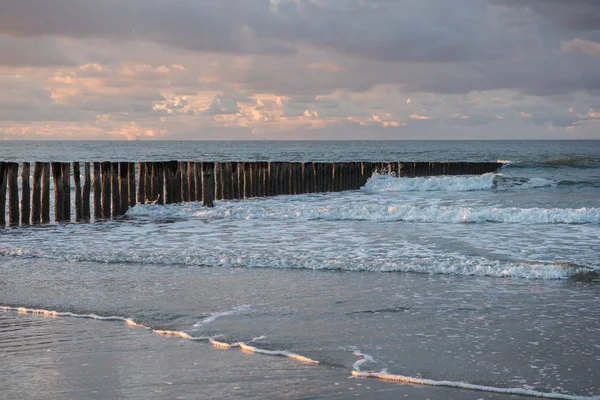 Fernlicht über dem Strand von Cadzand, Holland an der Nordsee — Stockfoto