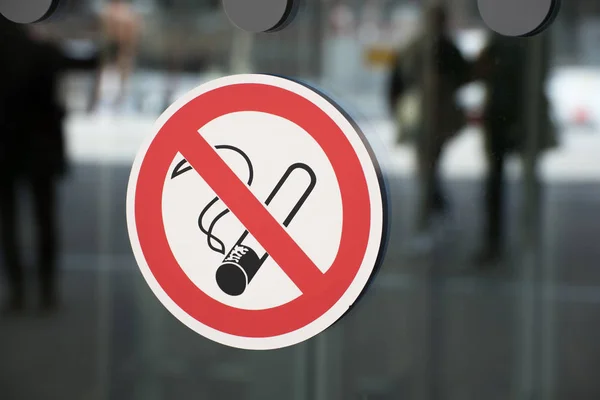 Sigara İçilmez işareti yasağı bir işareti olarak bir cam duvar